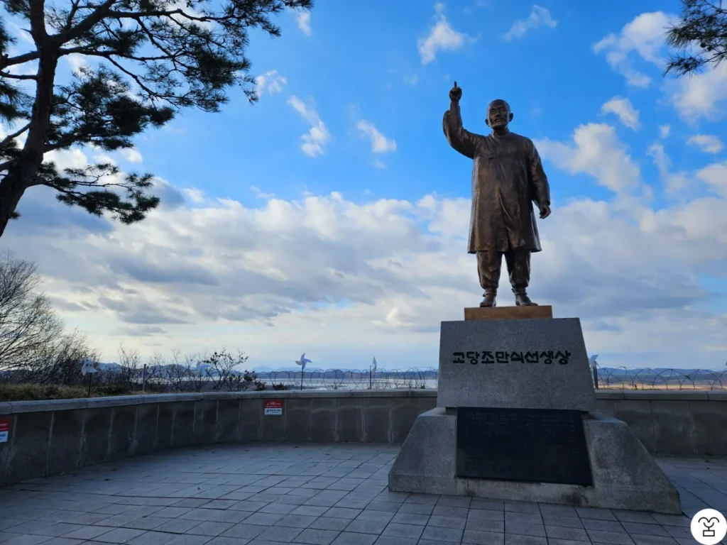 Statue of Jo Man-sik
