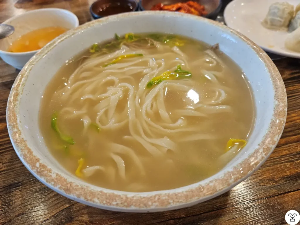 knife-cut noodles (kalguksu)