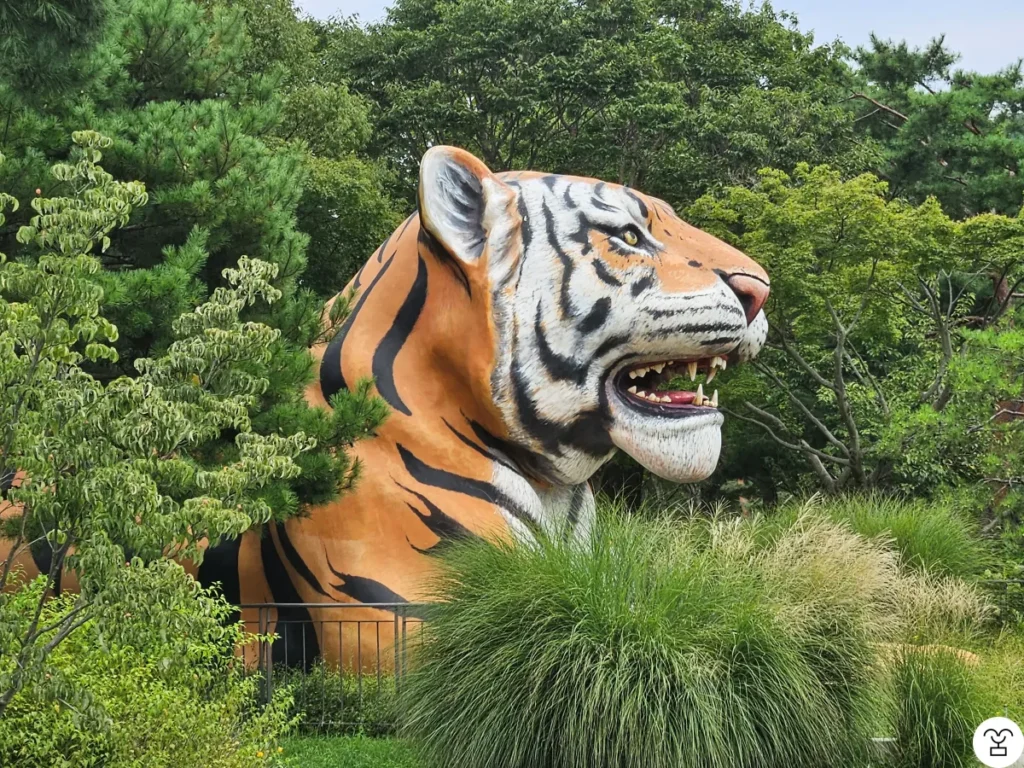 Tiger sculpture near the inside of the North Gate