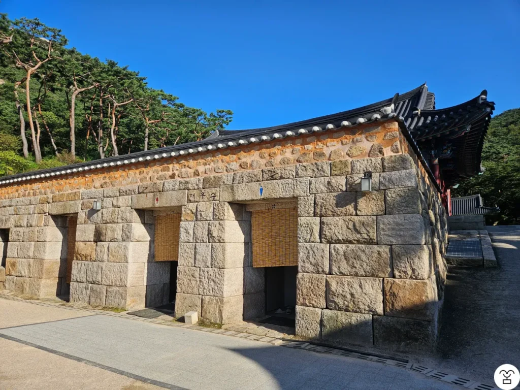 Haeuso (restroom) at Jingwansa Temple