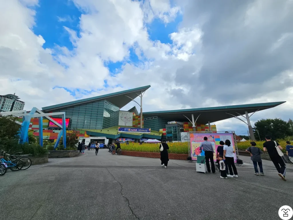 In front of Goyang Flower Exhibition Hall