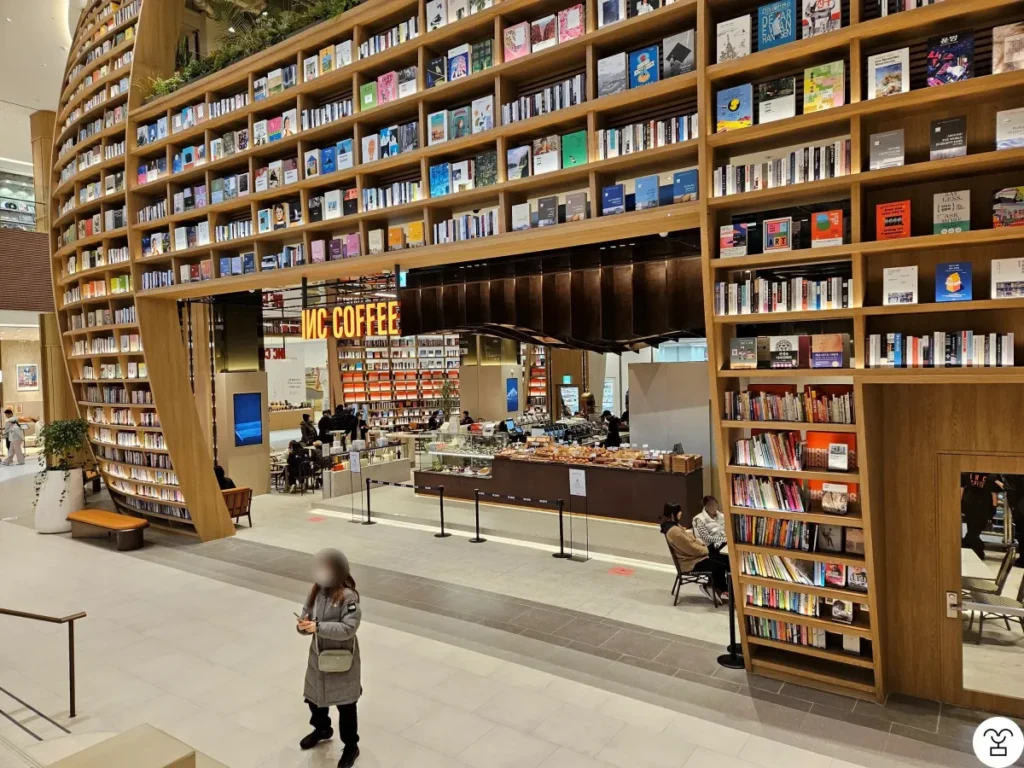 In front of the stairs going up to the first floor, there are lots of books, which is great.
You can browse them, but you probably can’t look at the ones out of reach. That’s a bit of a shame.