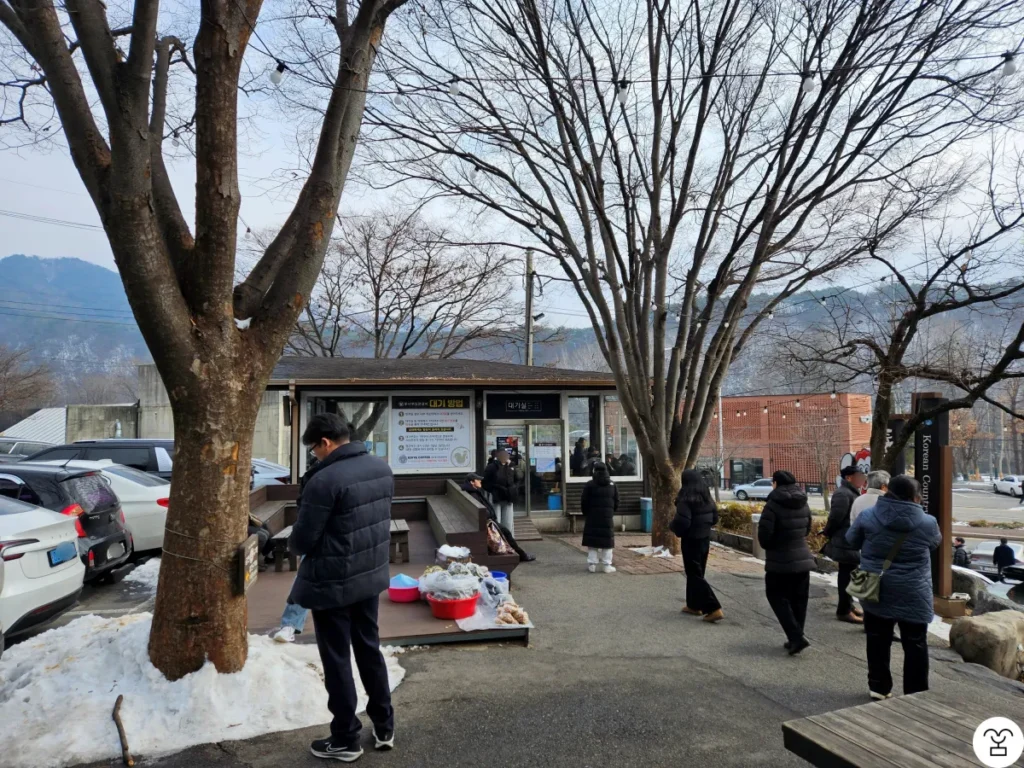 The waiting area is located just in front of the entrance of “Chuncheon Tongnamujip Dakgalbi Main Branch.”