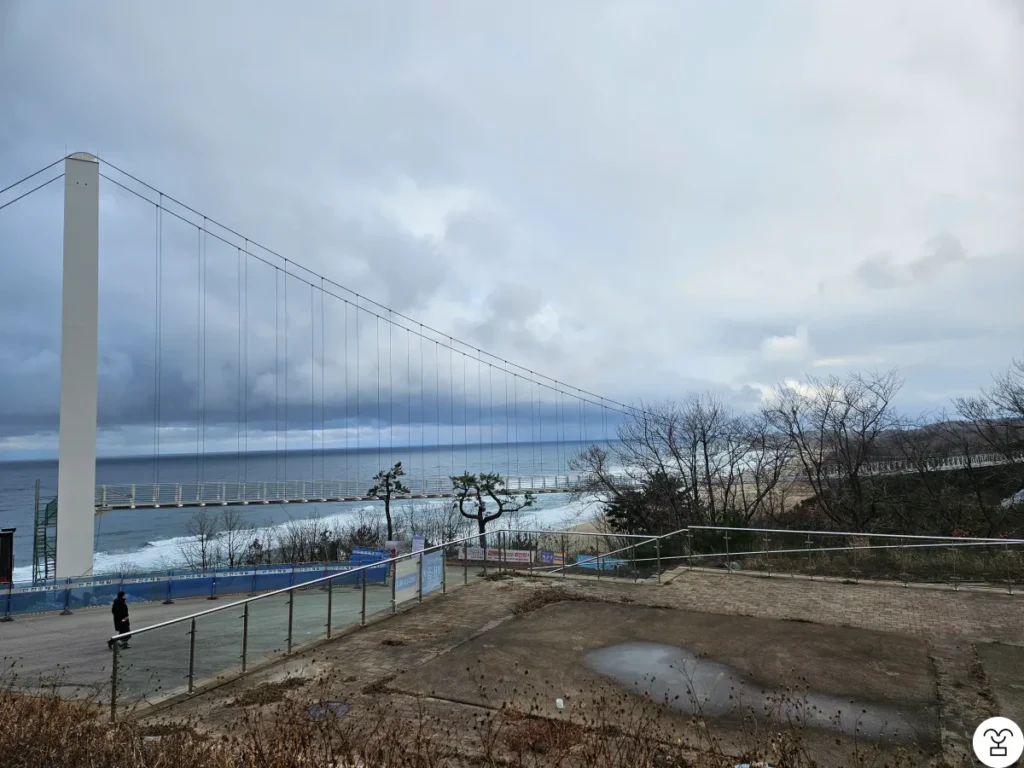 There is a swaying bridge near the Goseong Unification Observatory, but it is not open for use yet.