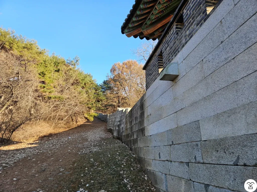 Left side outside the North Gate of Munsusanseong Fortress