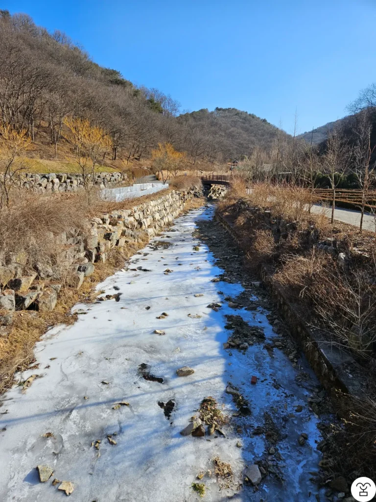 A photo taken on the bridge. The water is frozen.