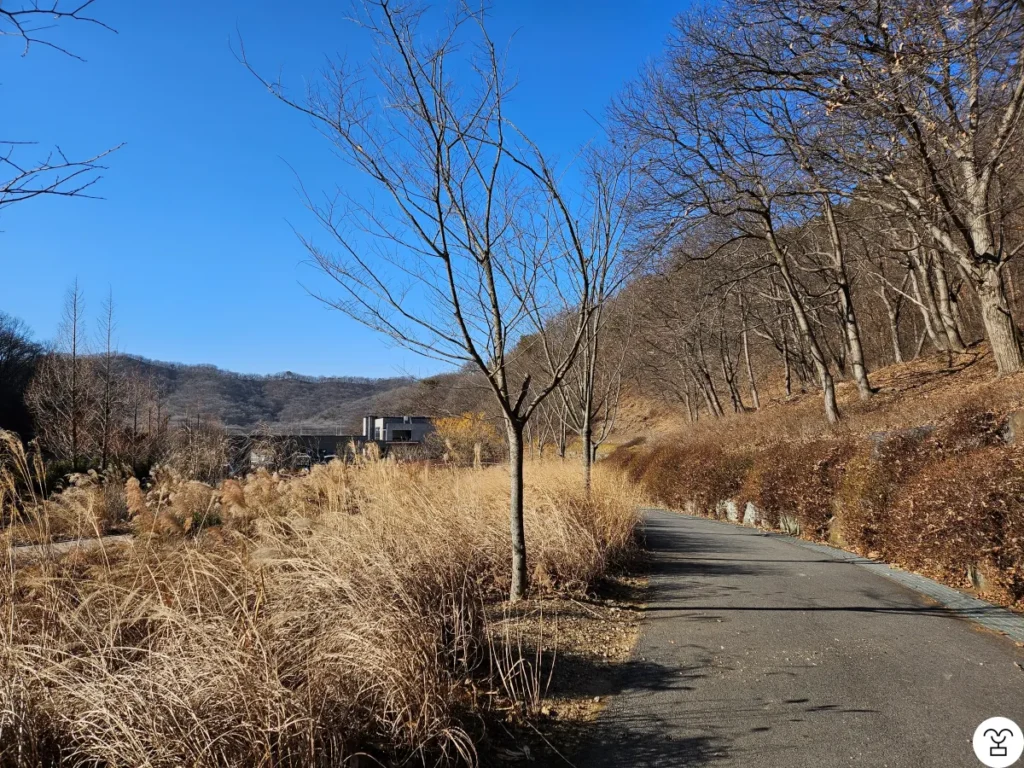 If you turn around, you can see the Visitor Center.