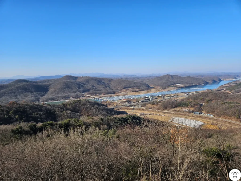 A bridge crossing the Imjin River
The name of the bridge is unknown.