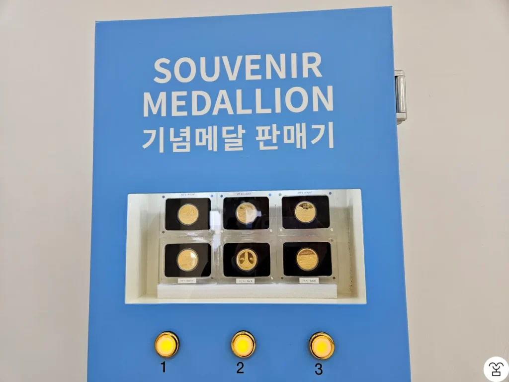 Souvenir medal vending machine